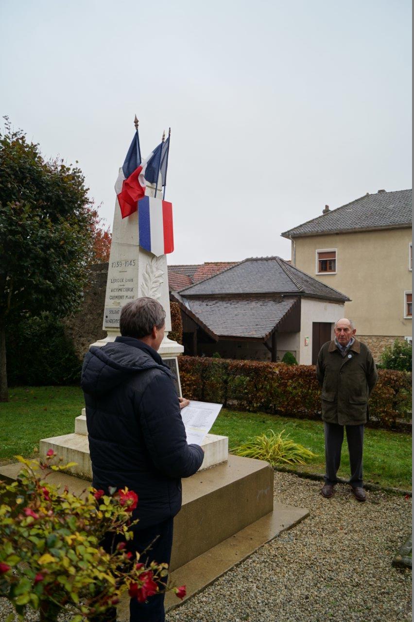 L'appel aux morts est assuré par Bernard Roulot (de face), président de l'association des anciens combattants de La Chapelle-Monthodon...