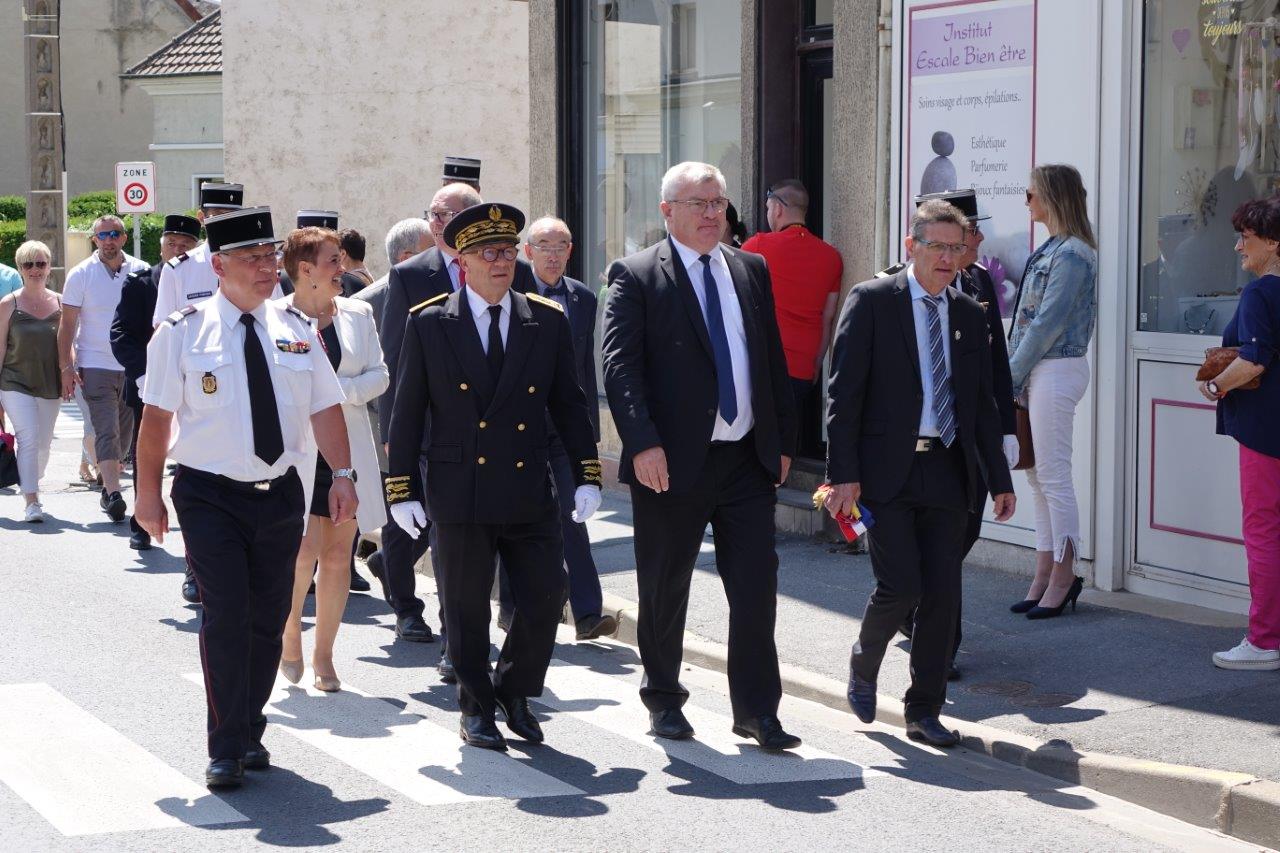 De gauche à droite : Hubert Degrémont, Denis Conus, Christian Bruyen et Michel Courteaux se rendent d'un pas alerte à la tribune officielle...