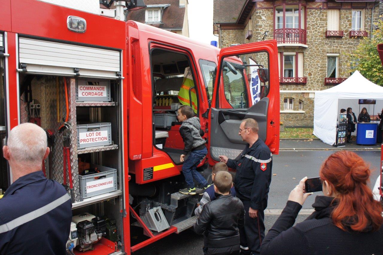 Les pompiers dormanistes étaient à l'écoute des visiteurs.