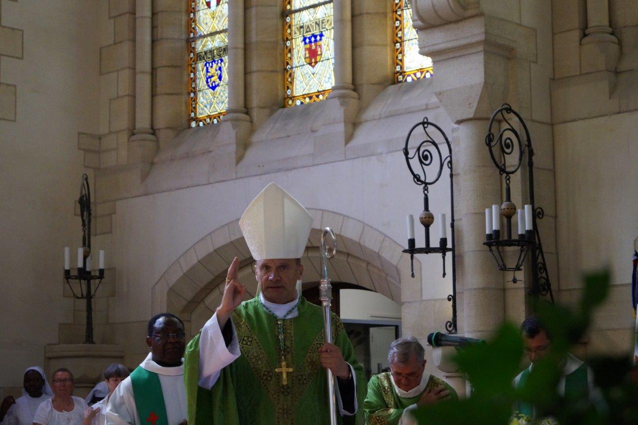 Monseigneur François Touvet, évêque de Châlons-en-Champagne, célèbre la Messe du Souvenir en l'honneur du Cardinal Luçon et de Monseigneur Tissier, respectivement archevêque de Reims et évêque de Châlons-sur-Marne en 1918...