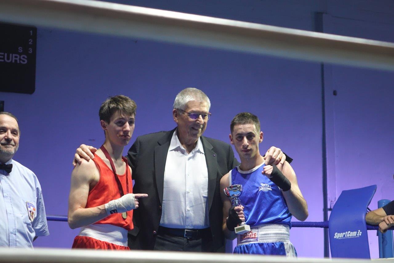 Lucien Jérome, conseiller communautaire de l'agglo en charge du sport, remet les récompenses à l'issue d'un combat.