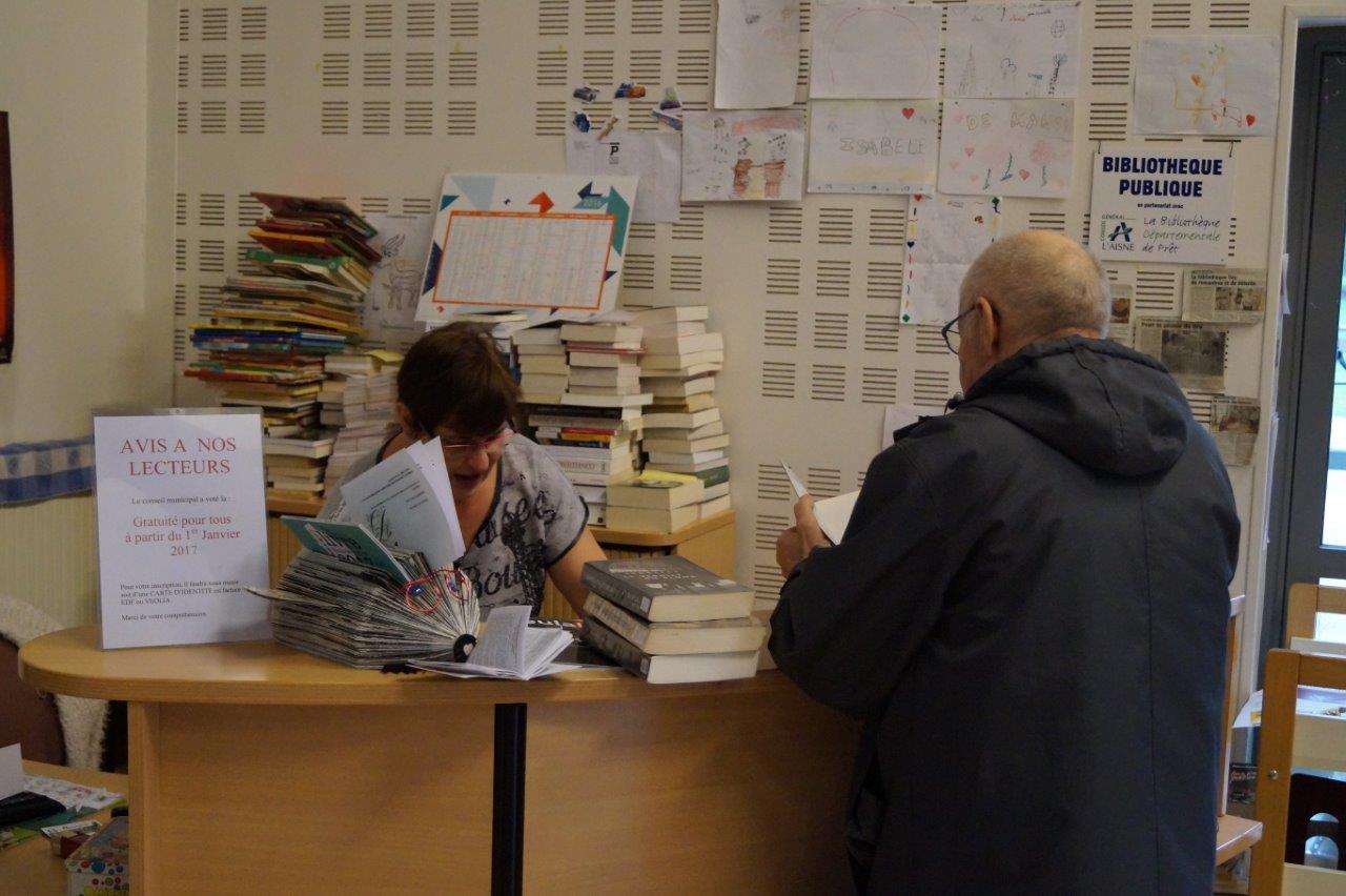 Il suffit de présenter une pièce d'identité ou un justificatif de domicile pour adhérer à la bibliothèque...
