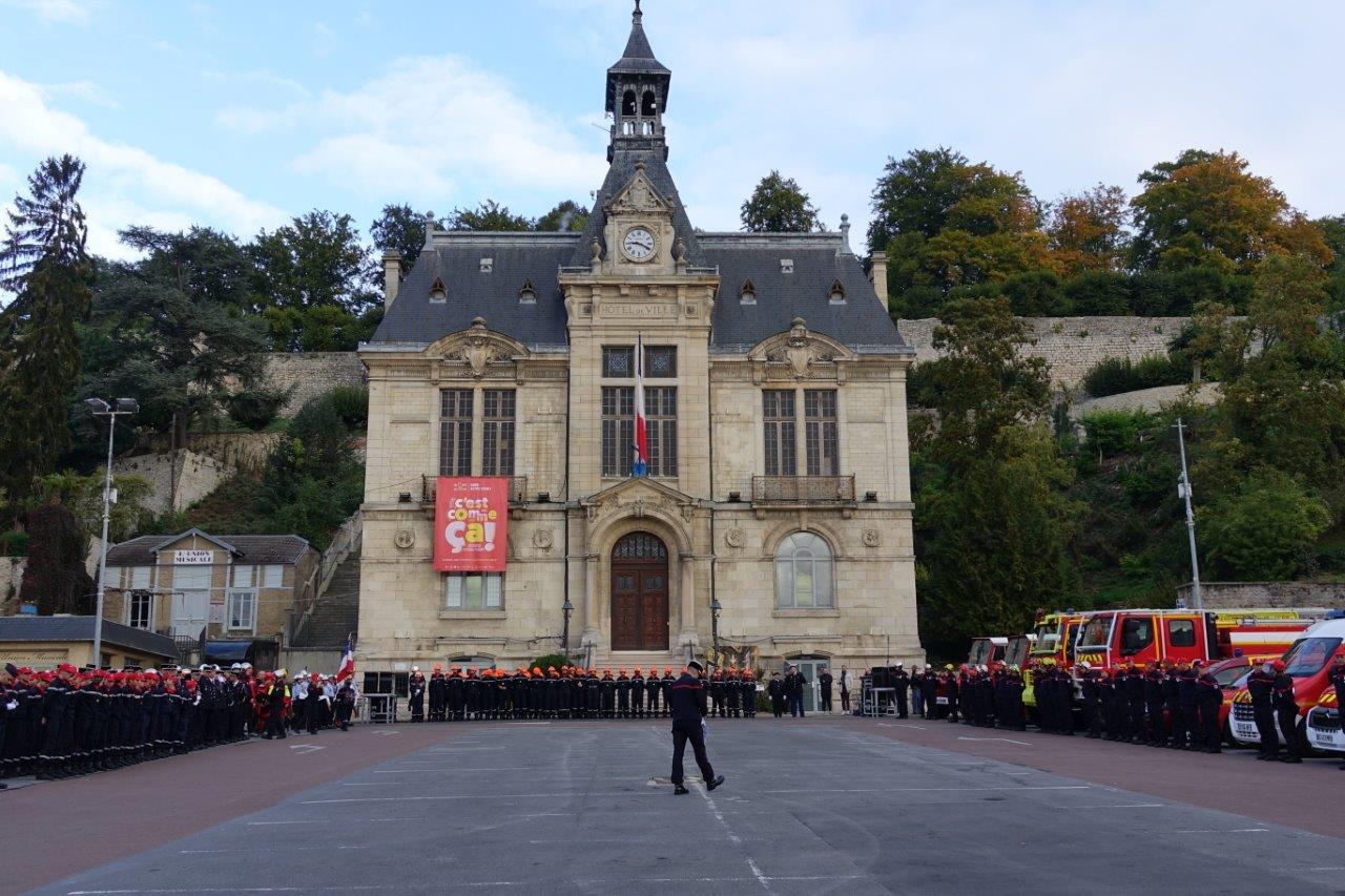 La Place de l'Hôtel de Ville de Château-Thierry accueille la cérémonie protocolaire.