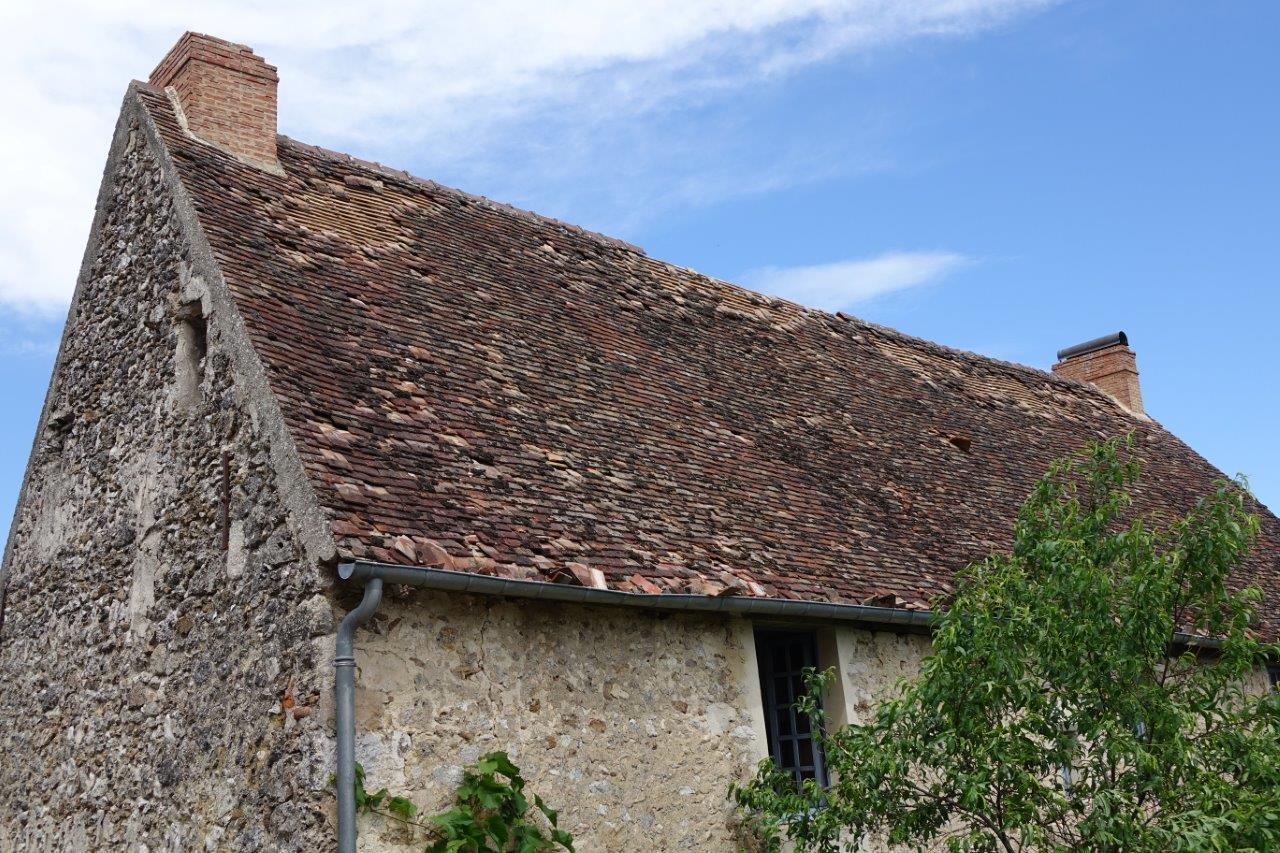 Chapeau de cheminée envolé et tuiles arrachées sur cette maison d'habitation.