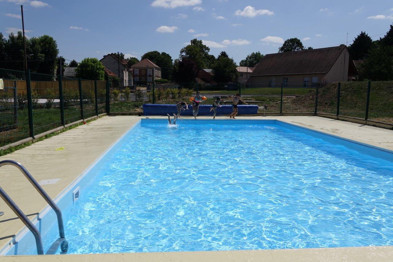 La piscine municipale est située près de la nouvelle aire de camping-car...