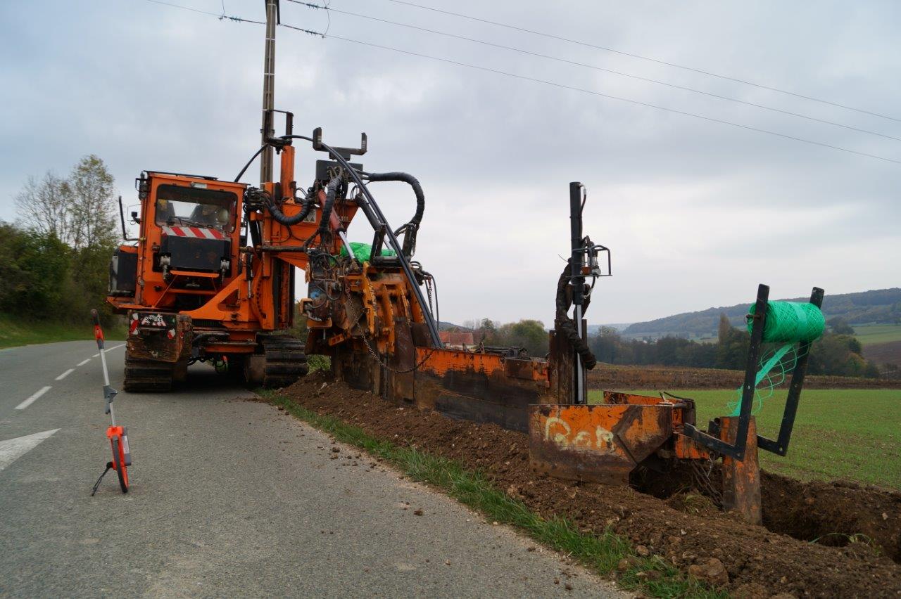 La trancheuse creuse et enfouit en même temps...