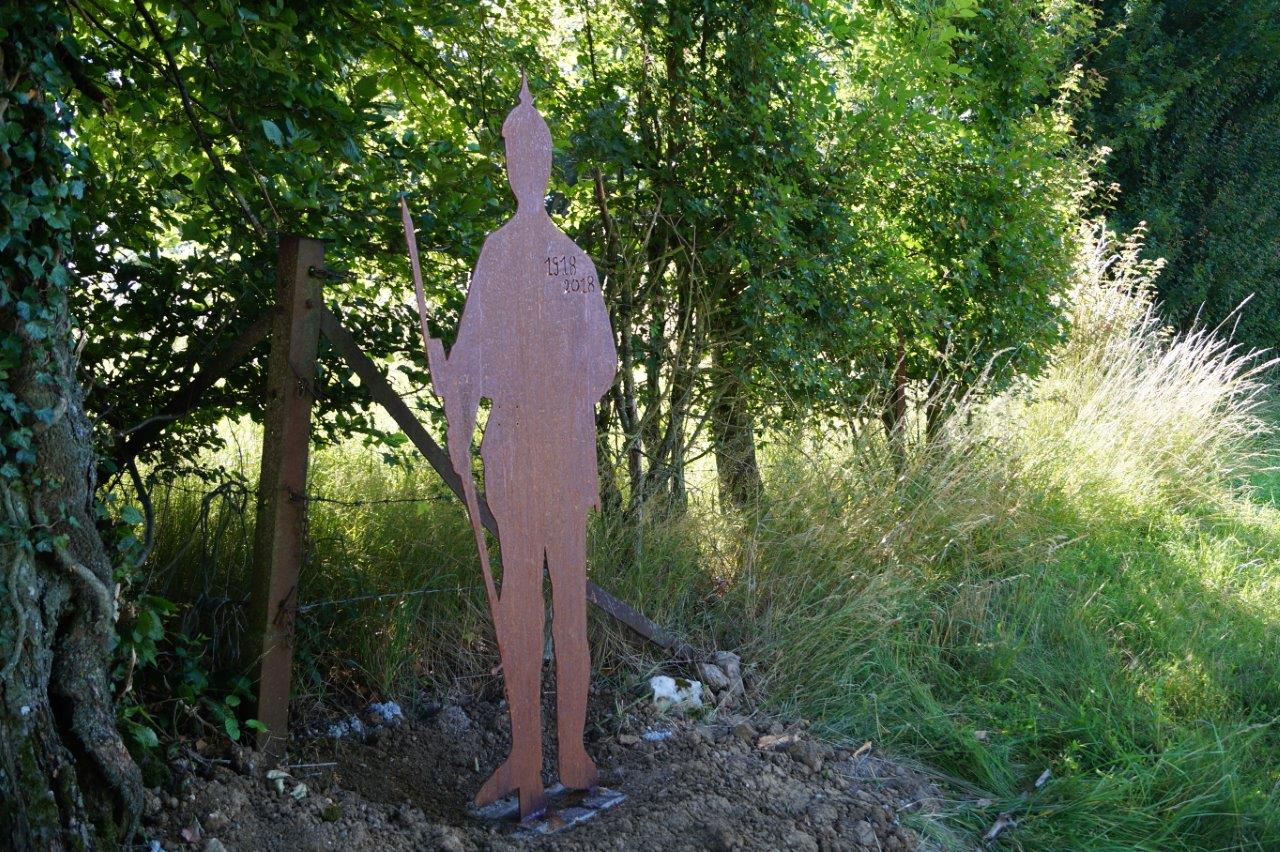 A La Chapelle-Monthodon, la silhouette d'un soldat allemand au casque à pointe est implantée à l'entrée de la ferme des Pozard.