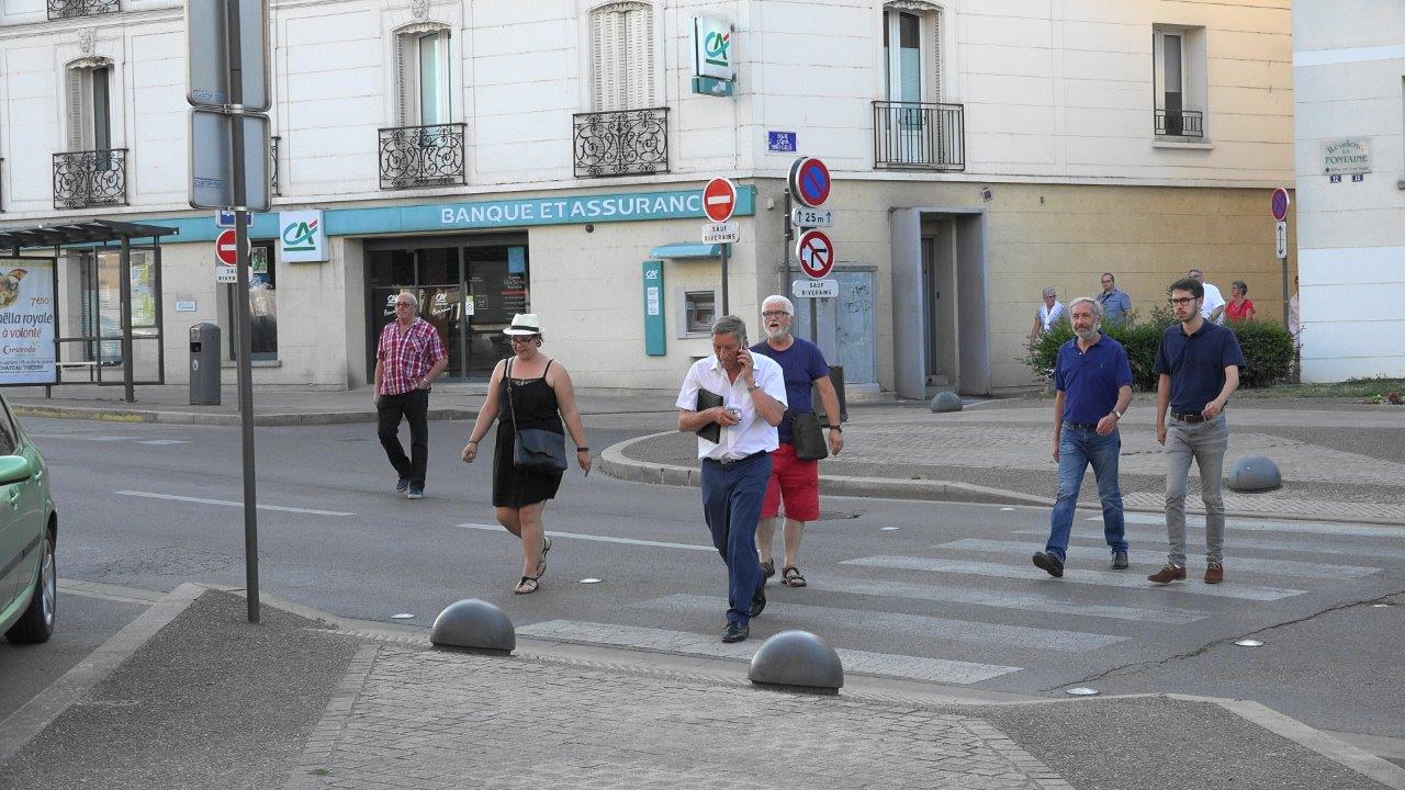 Le député regagne son local gagnant pour une allocution.