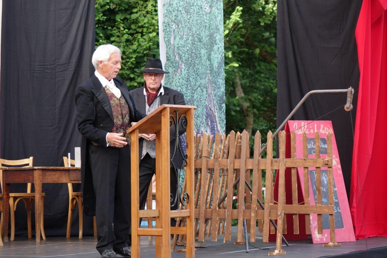 Au pupitre, Claude Jacquin a troqé sa casquette de maire de Mézy-Moulins pour celle d'acteur...