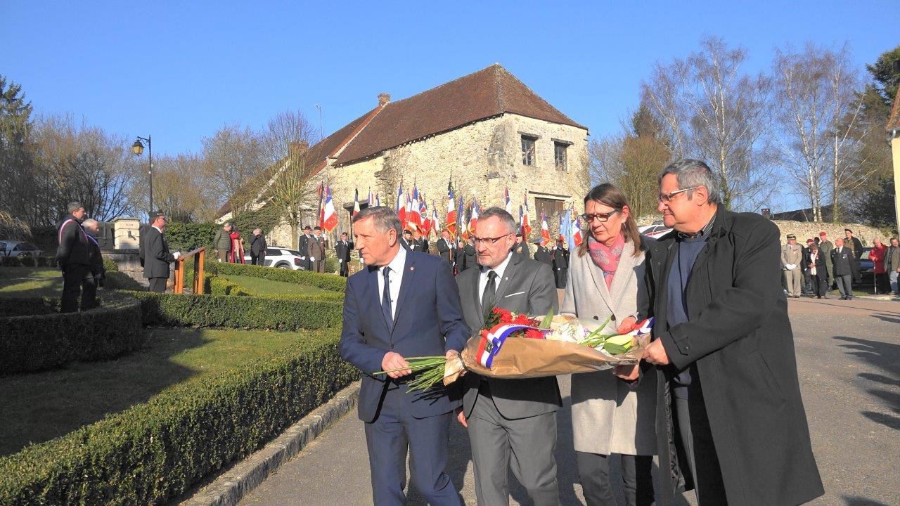 De gauche à droite : Jacques Krabal, Dominique Moyse, Anne Maricot, Bernard Marliot, conseiller municipal de Château-Thierry et délégué aux affaires patriotiques déposent une gerbe de fleurs.