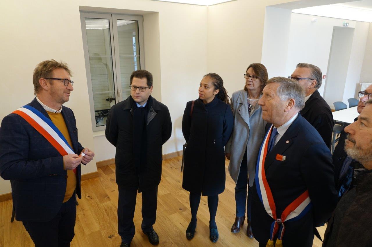 A gauche, Éric Mangin a fait visiter l'ensemble du bâtiment aux personnalités.