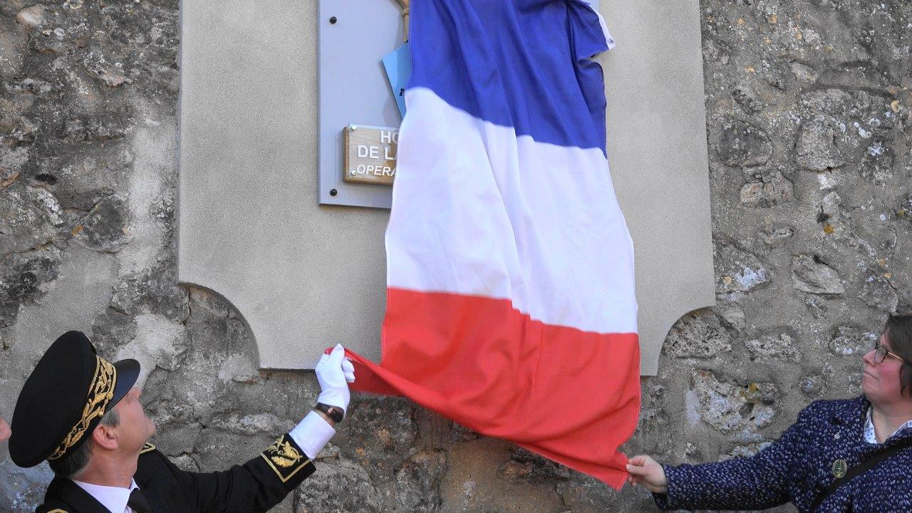 Ronan Léaustic et Hélène Luisin dévoile la plaque commémorative...