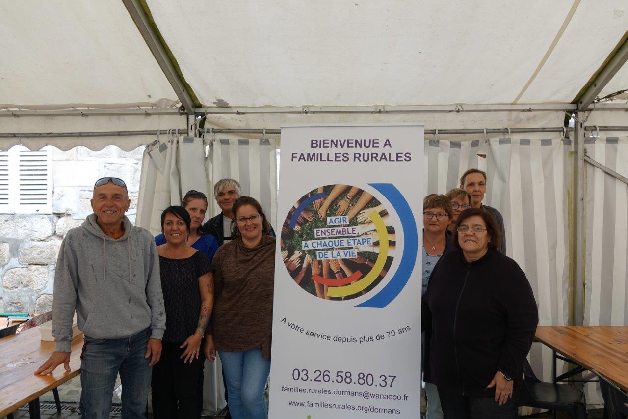 A gauche : Hervé Maurice a pris la succession de Jacques Charpié à la tête de l'Association Familles Rurales de Dormans.