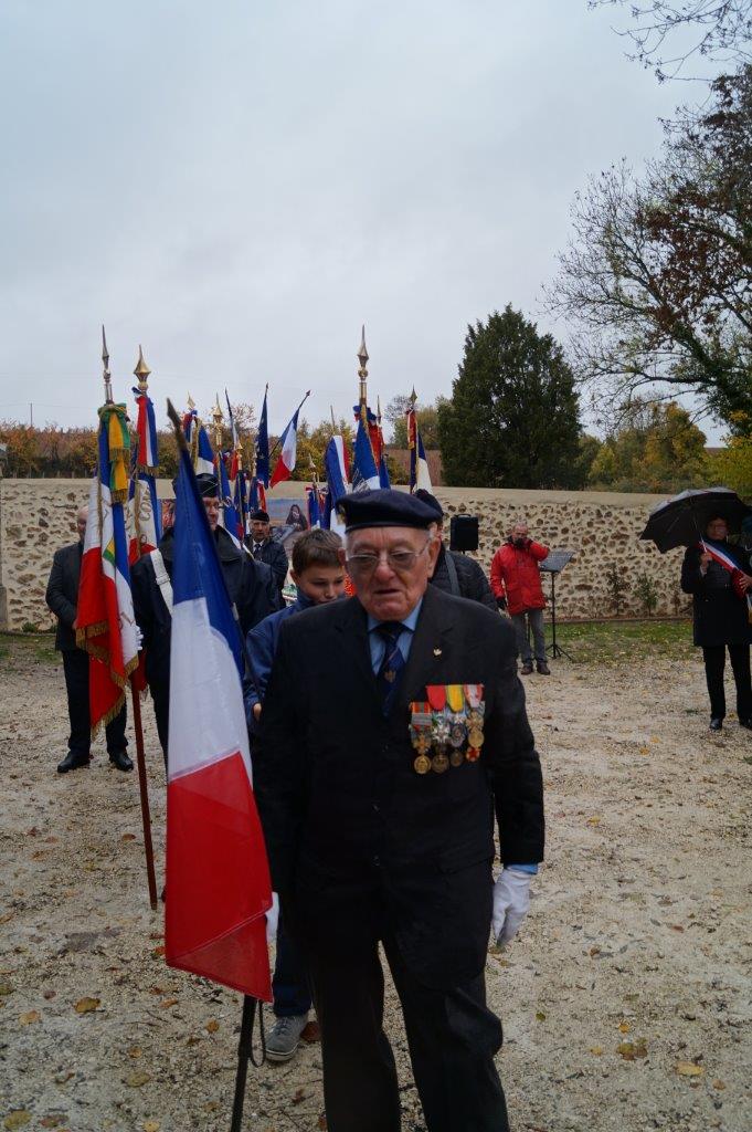 Georges Pottier, 89 ans, président d'honneur de l'APAC, rassemble ses troupes avant le départ du cortège.