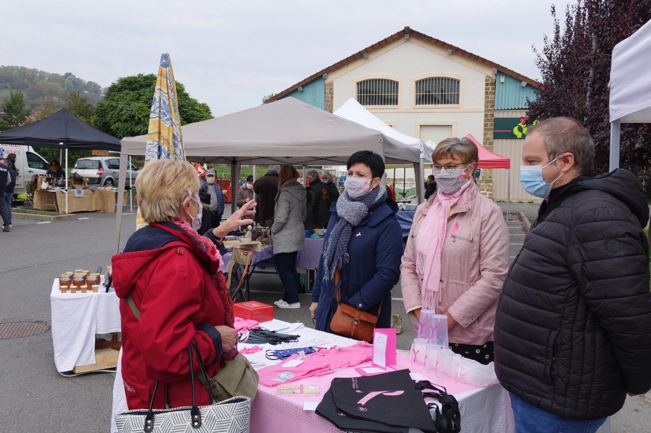 Le stand de l'association Anat de l'Omois tenu par Gaëlle Vaudé et Jacqueline Picart proposait une nouvelle fois des objets en lien avec la campagne Octobre Rose 2020.