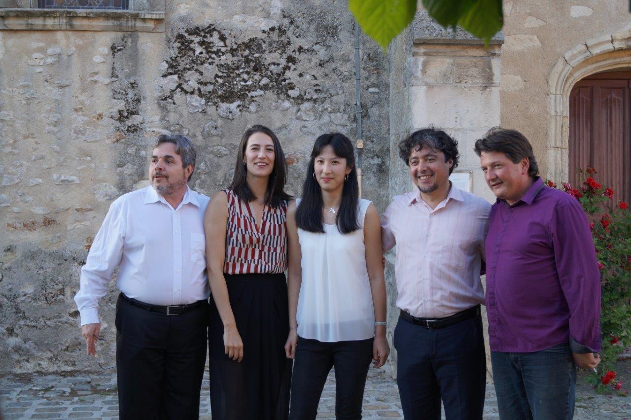 De gauche à droite : Giacomo Bartoloni, Thalita Savordelli, Jade Marchal du Trio AKHAMAR (dont c'était l'anniversaire), Cleyton Fernandes, et Frédéric Bernard.