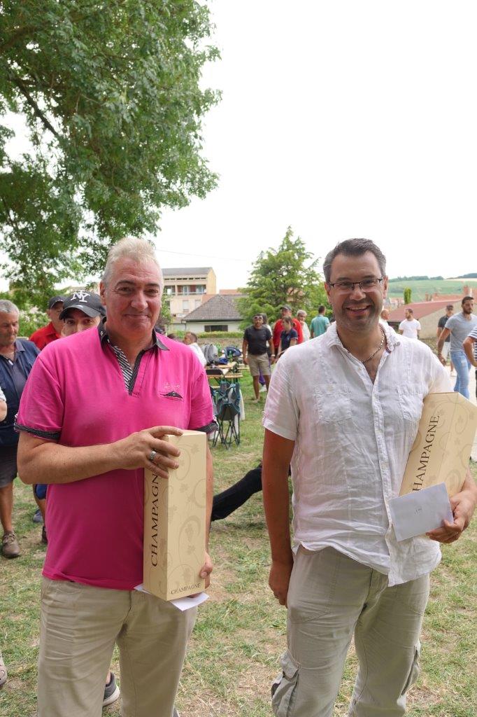 De gauche à droite : Pascal Serre et Ludovic Claisse remportent le concours de pétanque de l'Amicale bouliste dormaniste.