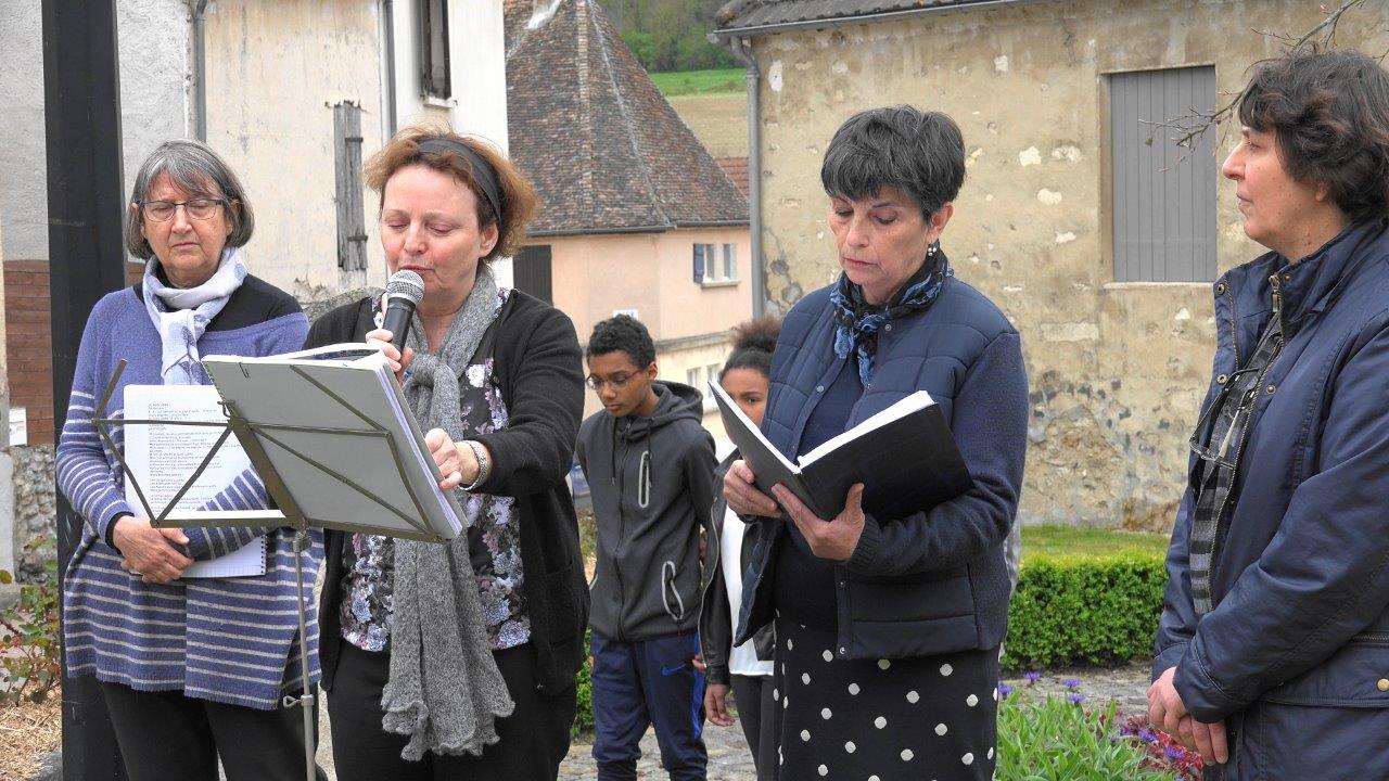 Le groupe Dorie Capadine lit des textes et un poême de déportés.