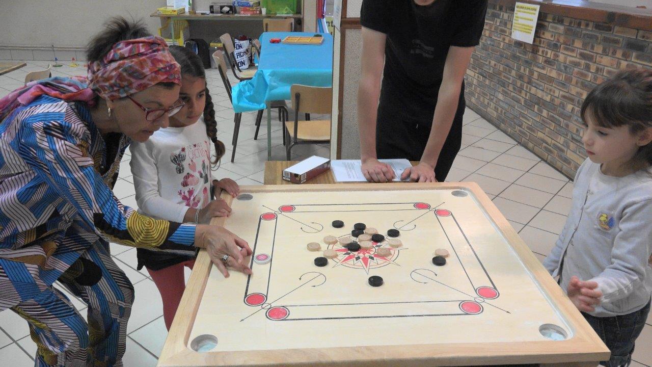 Un billard indien : le grand jeu du carrom.