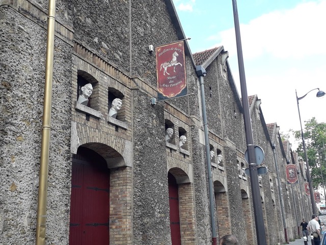 Dans le quartier de Bercy, le Musée des Arts Forains fait partie des quatre univers scénarisés sur le thème du spectacle...