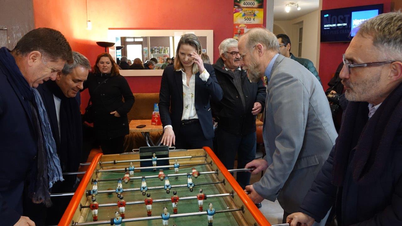 Au baby-foot, Xavier Bertrand (à l'arrière plan, à gauche) et son collaborateur ont battu le binôme Jean-Michel Wallerand / Dominique Moyse.