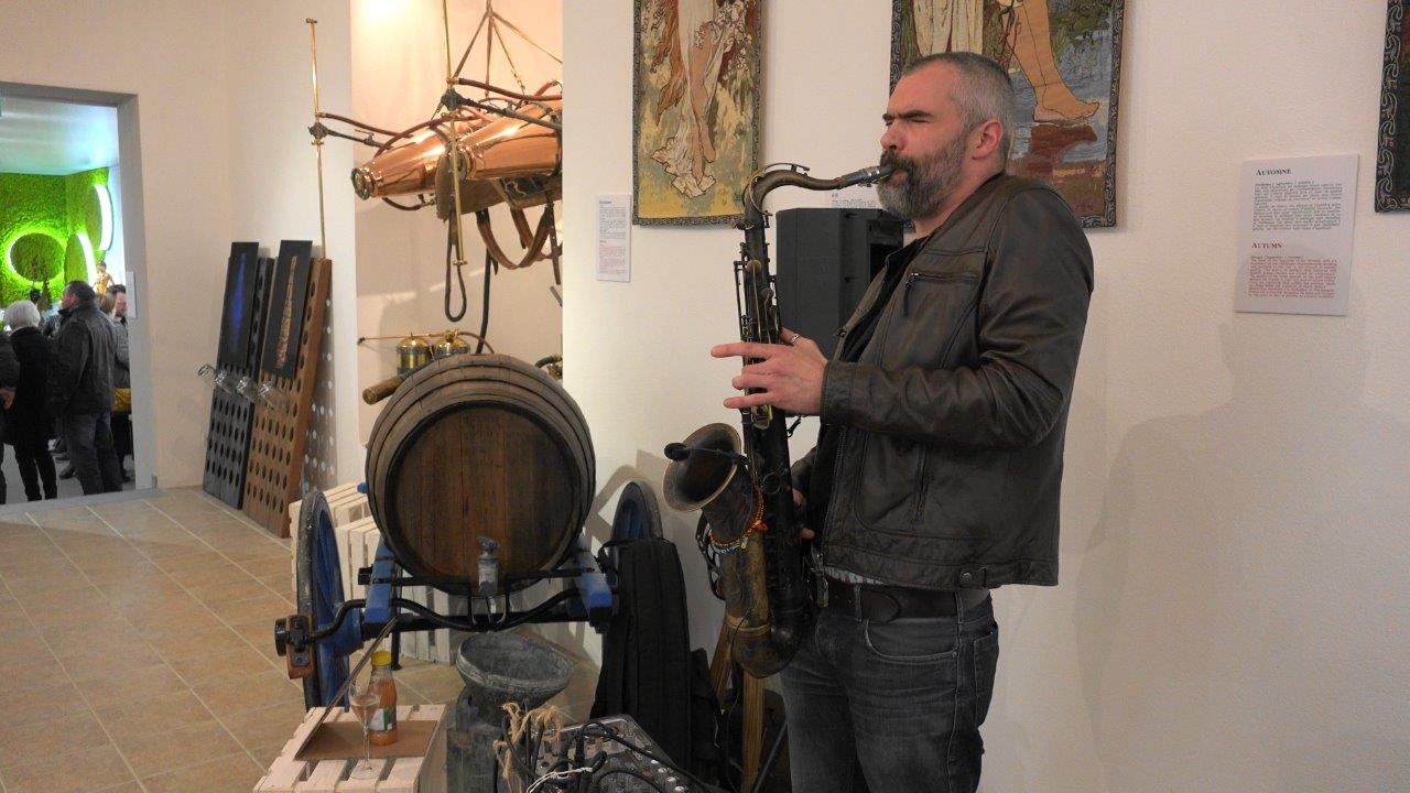 Il se définit comme un décorateur de silence. Doctor Pier a ambiancé le vernissage. Il reçoit au 07 51 66 32 70.