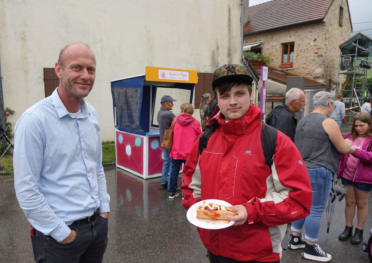 Le spectacle attire aussi des candidats aux élections législatives. Ici, à gauche : Stéphane Frère candidat NUPES sur la 5ème circonscription de l'Aisne.