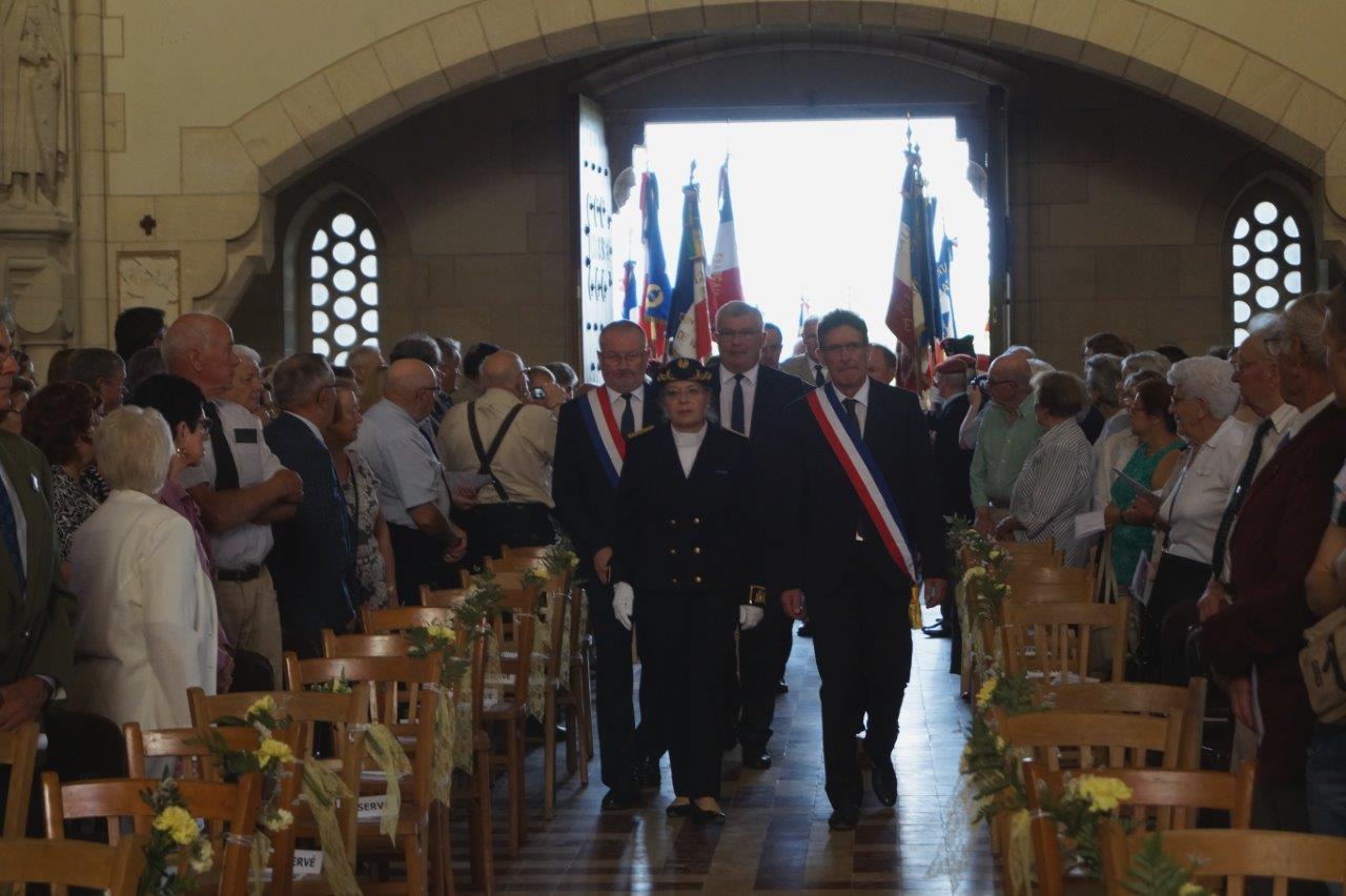 De gauche à droite : Éric Girardin, Odile Bureau et Michel Courteaux font leur entrée dans la Chapelle de la Reconnaissance.