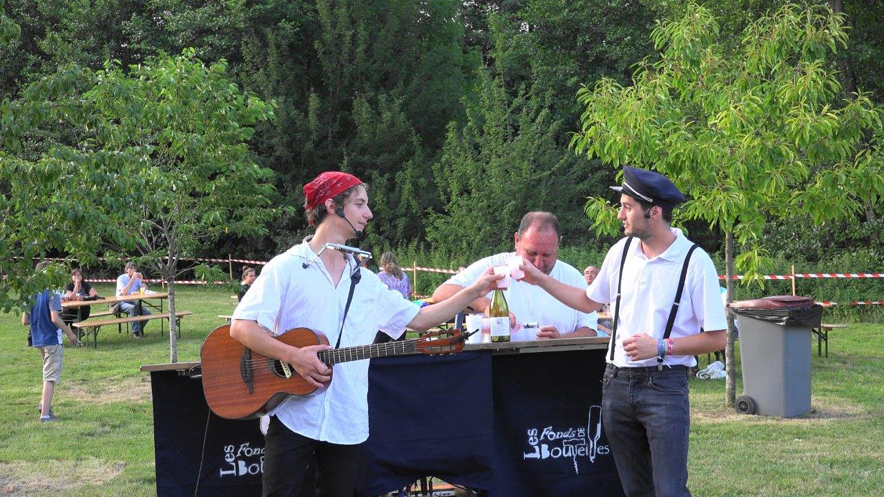 Mousse à la guitare et Rafi à la contrebasse ont ouvert la soirée à 20h00.