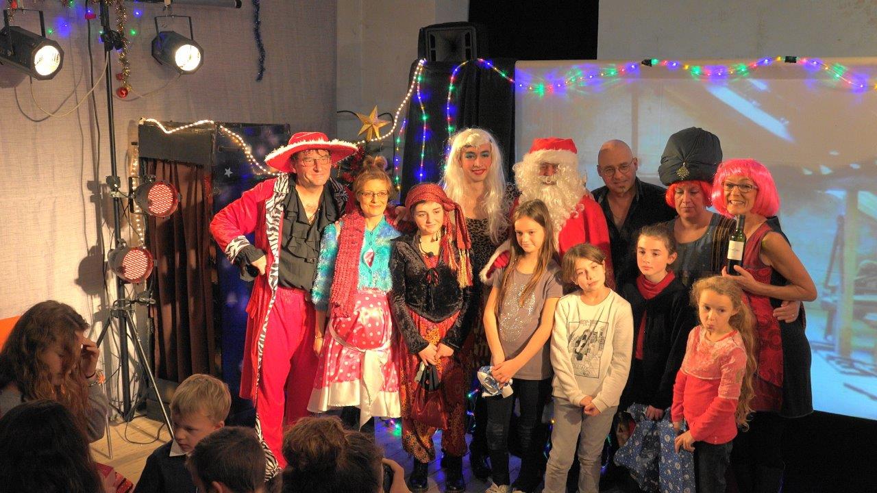 Adhérents du Comité des Fêtes et enfants de la commune composent la troupe de comédiens.