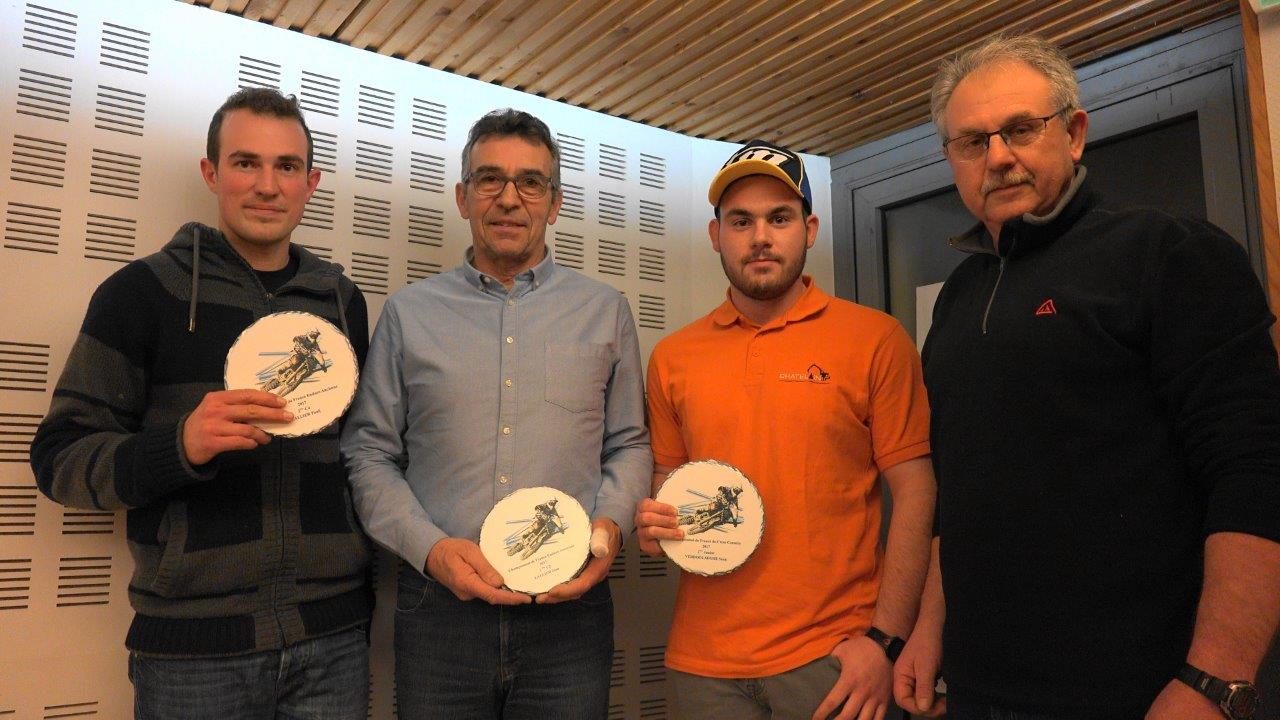 Les trois vice-champions de France 2017 posent pour la postérité avec Georges Verdoolaeghe, le président du Team Condé Moto Verte.