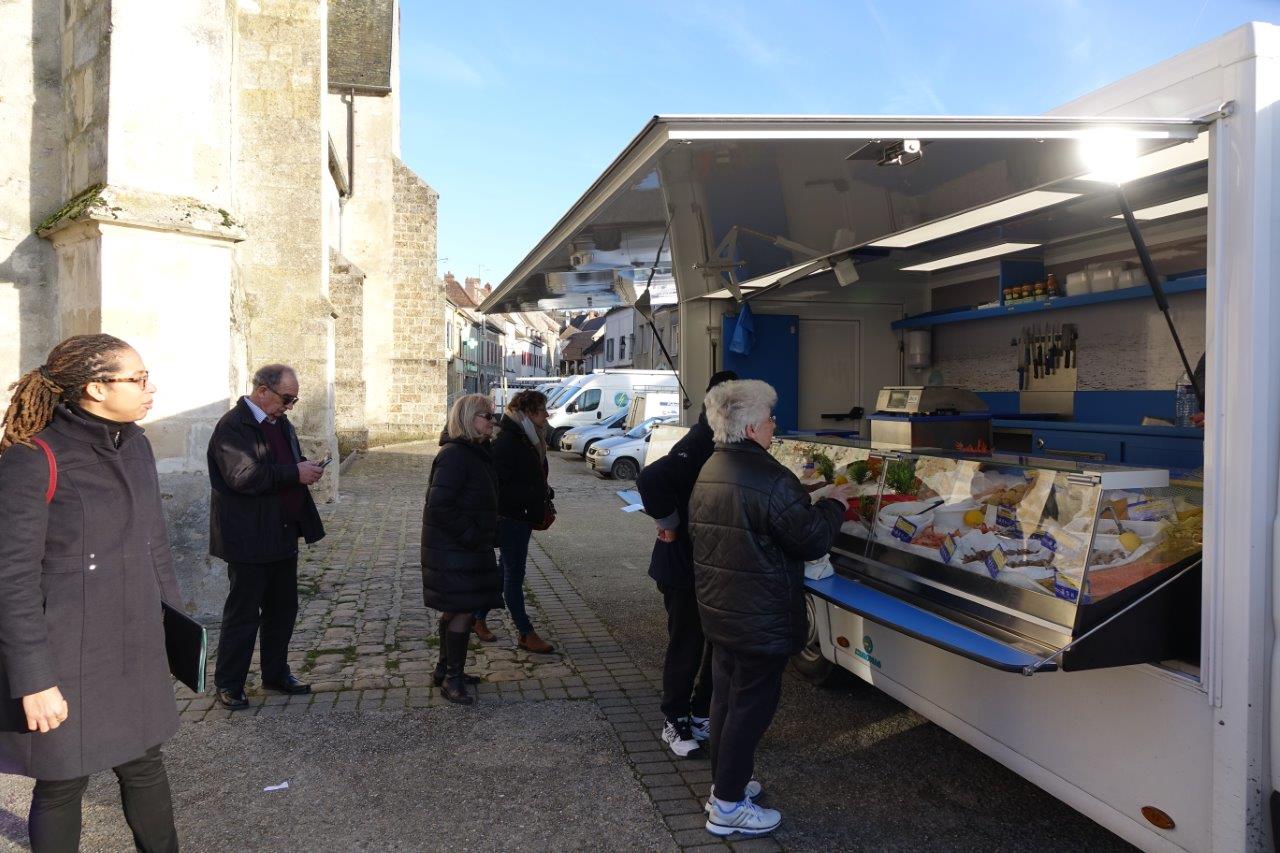La poissonnerie "La Rémonira" fait partie des nombreux commerces ambulants qui viennent rendre service aux habitants du centre-bourg et des communes voisines...