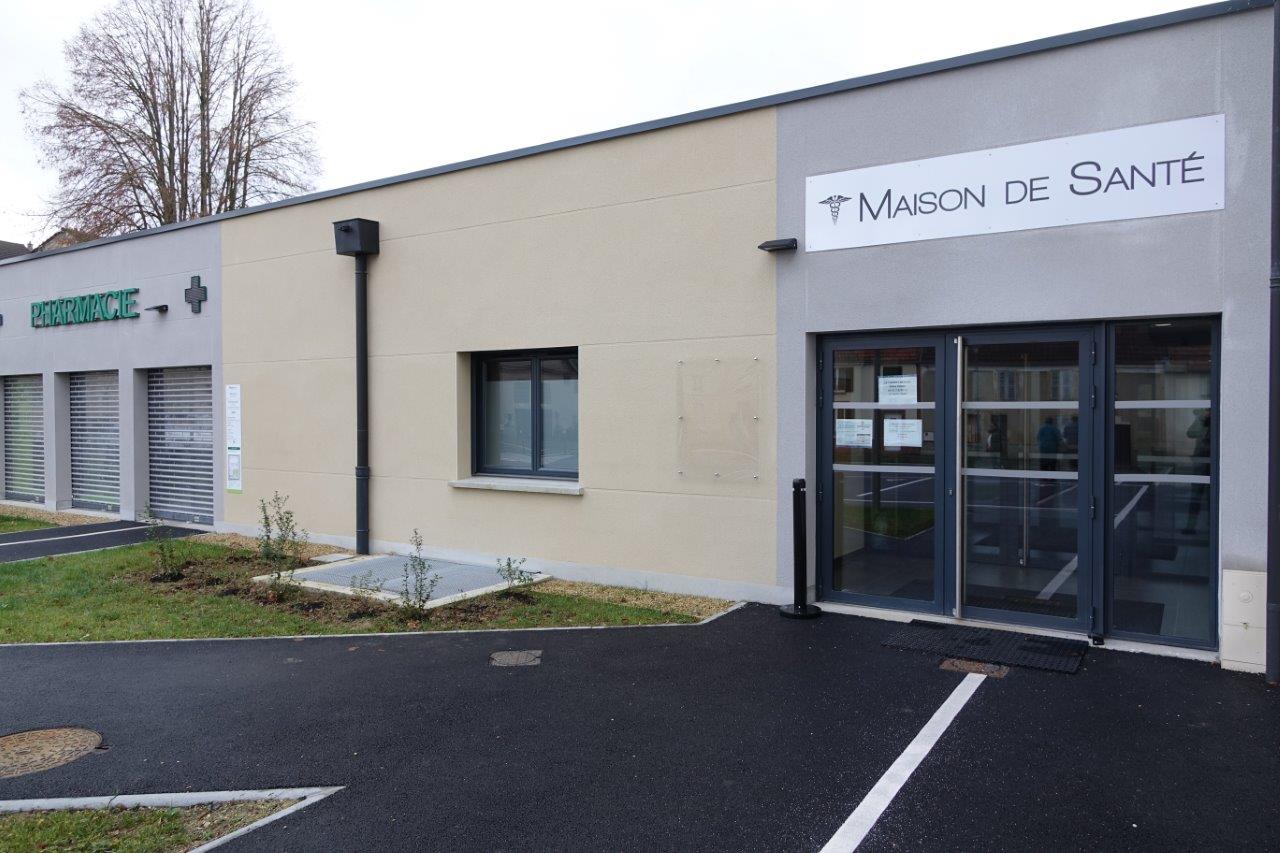 La maison médicale et la pharmacie composent la maison de santé de Crézancy.