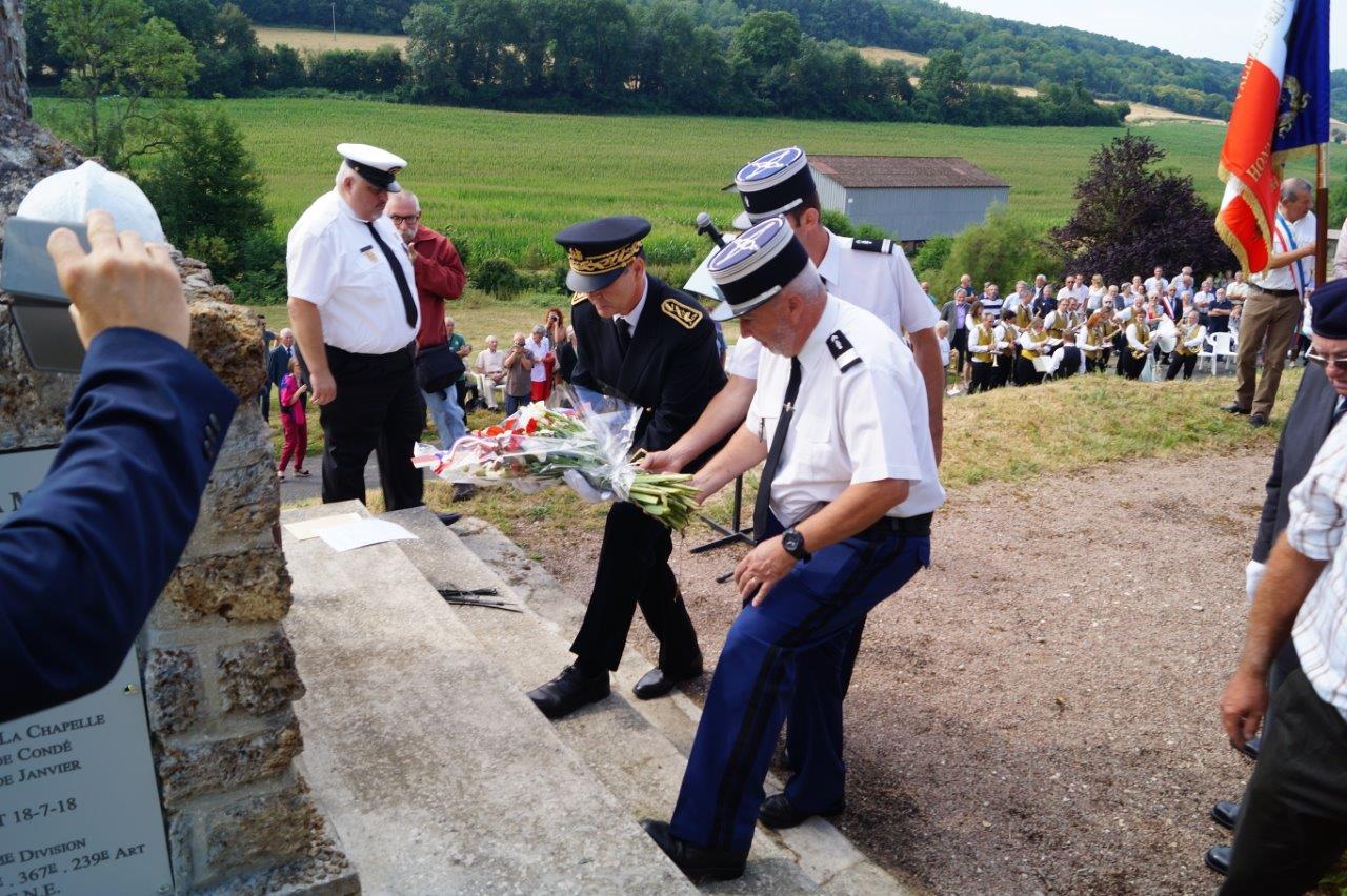 Ronan Léaustic, le lieutenant Romain Freytag et le capitaine Jean-Émile Vaesen déposent une gerbe de fleurs...