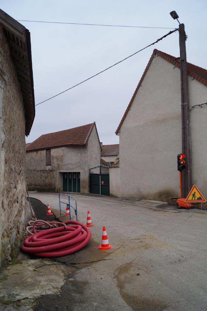 L'effacement des réseaux se termine à l'entrée de la place du village.