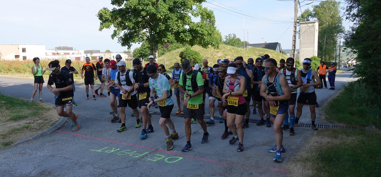 Les "vrais" départs des 28 et 15 km sont donnés à l'extérieur du parc du Château. Le départ du Trail des Coqs de 28km est donné à 09h00...