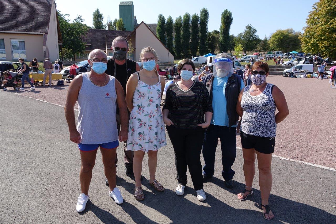 Nadège Rodrigues (au centre en noir) entourée de l'équipe de bénévoles du Comité des fêtes.