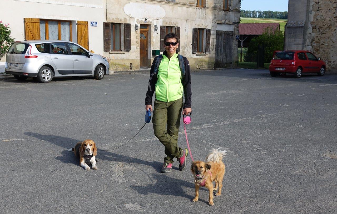 La coach sportive Adeline assure le tracé des randonnées pédestres de l'association.