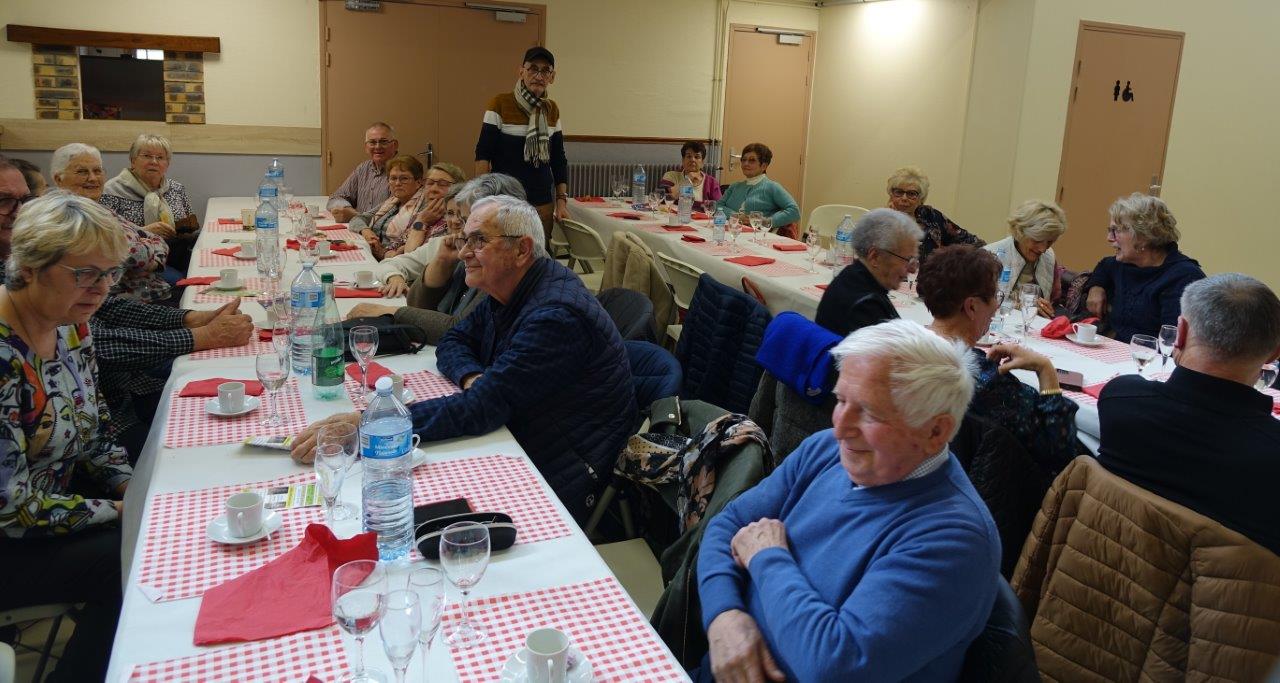 Debout : Le président du Club des Anciens de Villiers-en-Lieu Jean-Pierre Dervin.