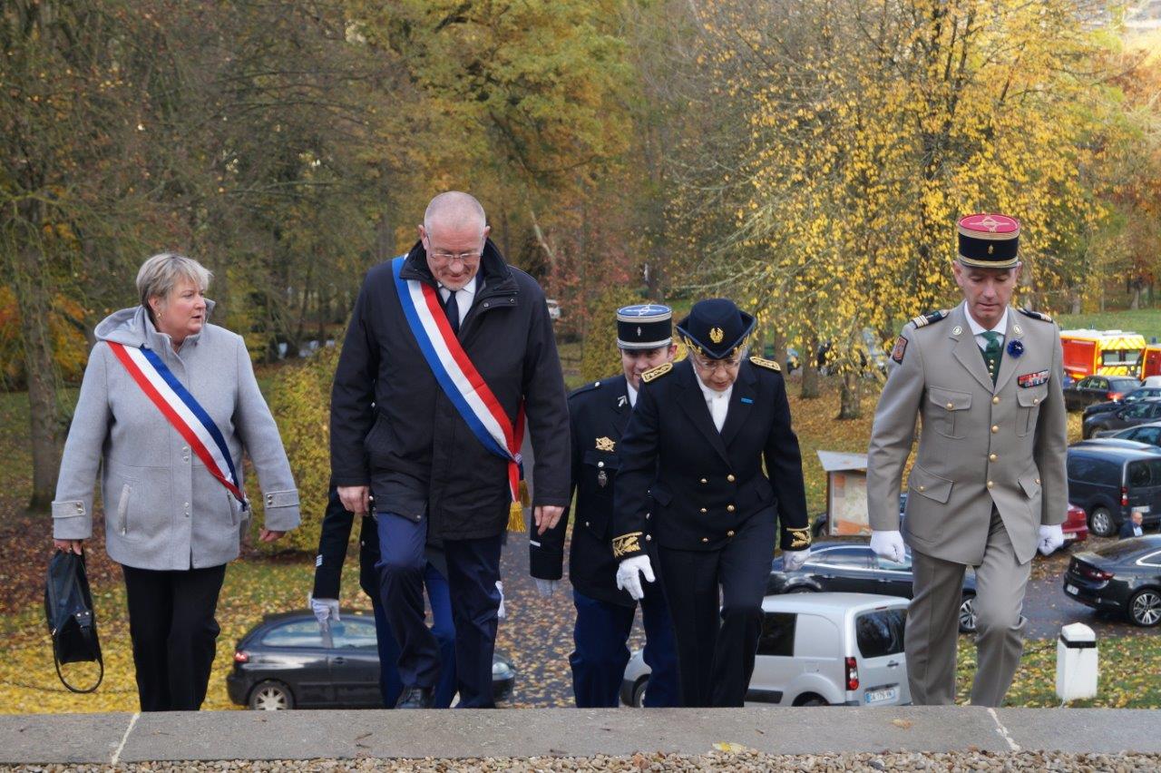 De gauche à droite : Isabelle Michelet, Éric Girardin, Odile Bureau et Valéry Putz gravissent les marches du Mémorial des Batailles de la Marne de Dormans.