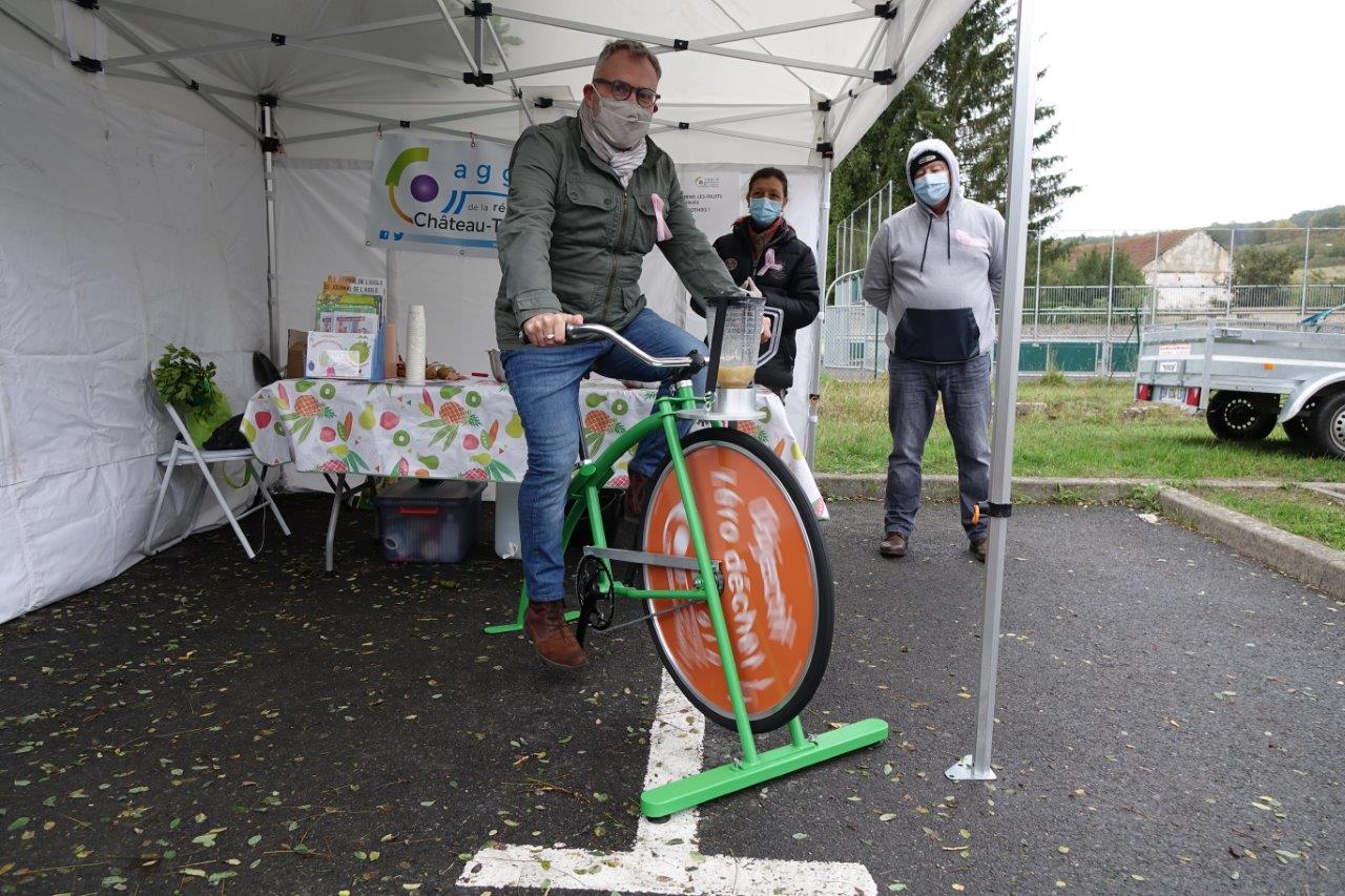 En ce dimanche automnal, Dominique Moyse s'est concocté un smoothie vitaminé.