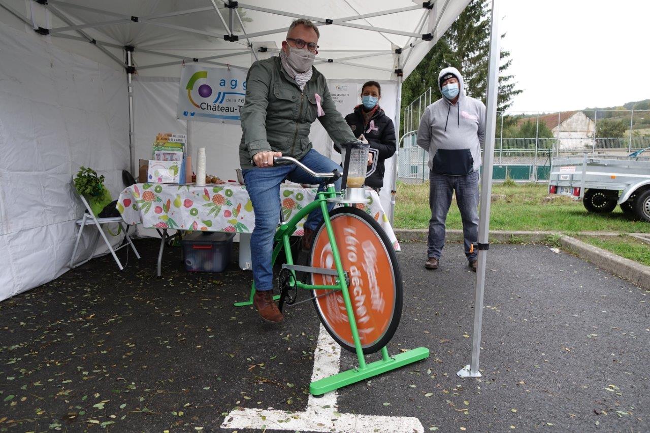 En ce dimanche automnal, Dominique Moyse s'est concocté un smoothie vitaminé.