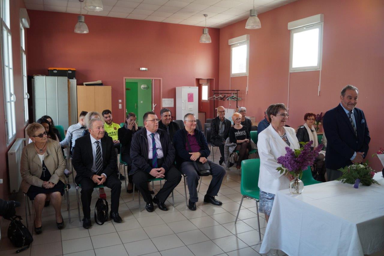 La famille et les amis accompagnent les "nouveaux mariés".
