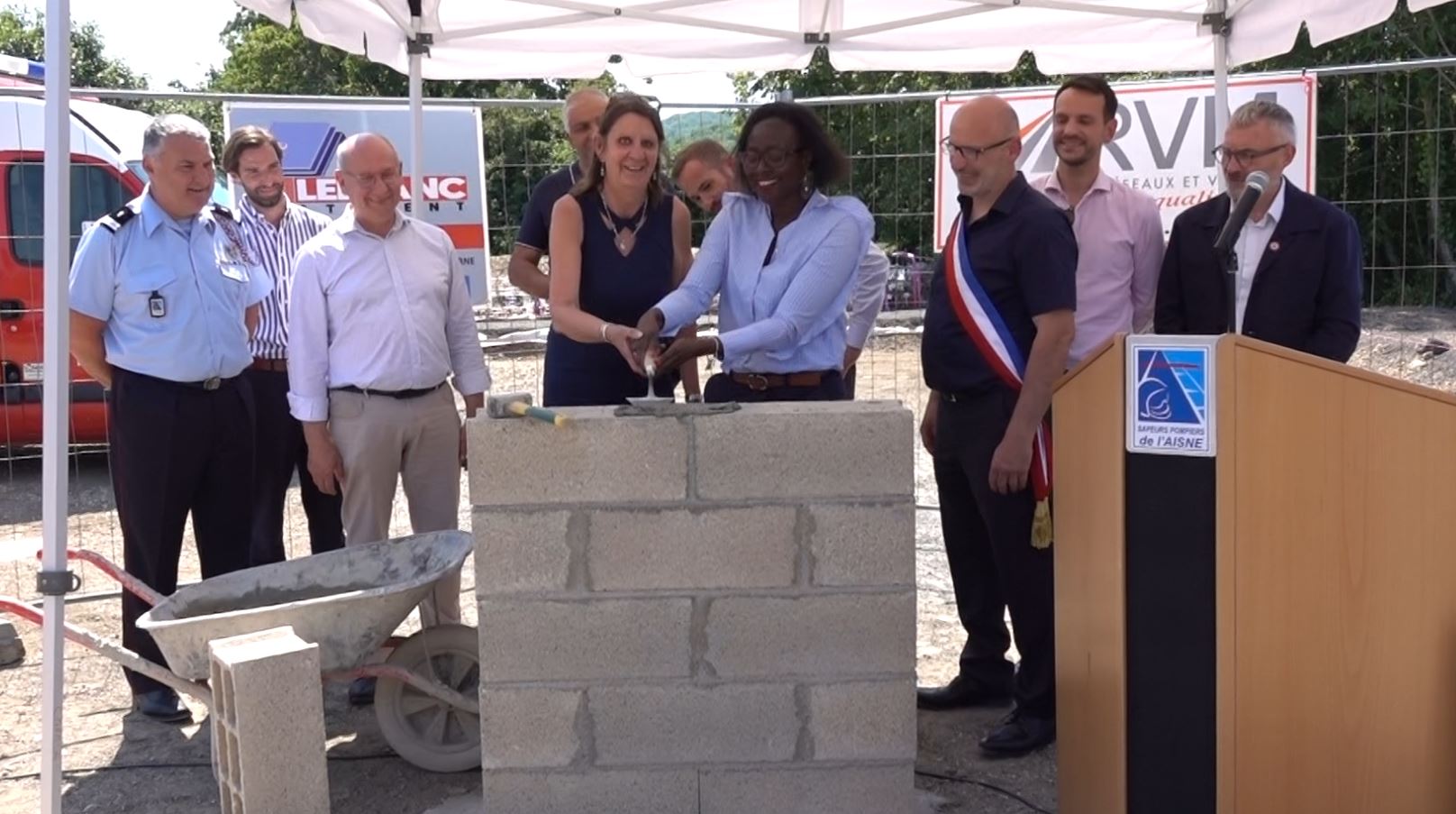 De gauche à droite : Anne Maricot conseillère départementale canton d'Essômes-sur-Marne et Fatou Mano posent un lit de mortier généreux.