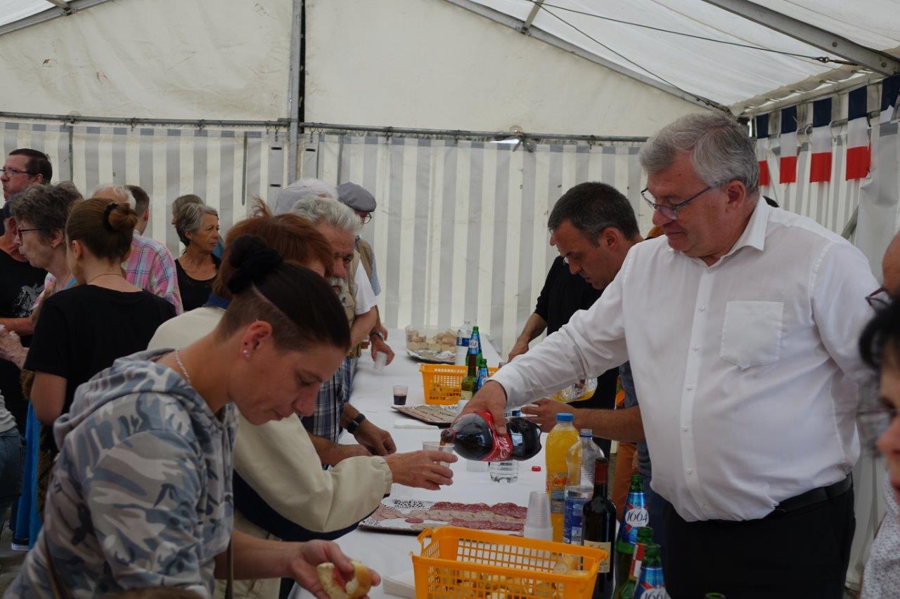 Christian Bruyen, conseiller municipal et également Président du Conseil départemental de la Marne s'est transformé en garçon de café.