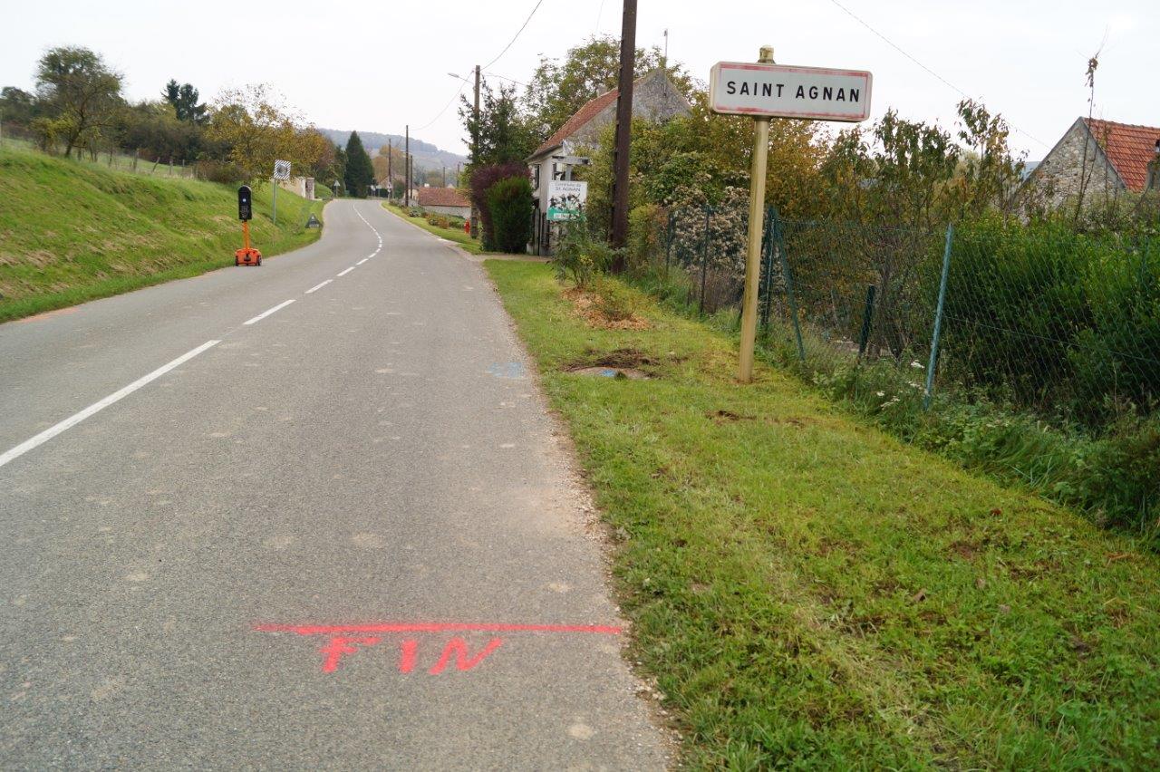 A partir du panneau d'entrée de la commune, l'enfouissement de la fibre sera effectué à l'aide d'une pelle mécanique.