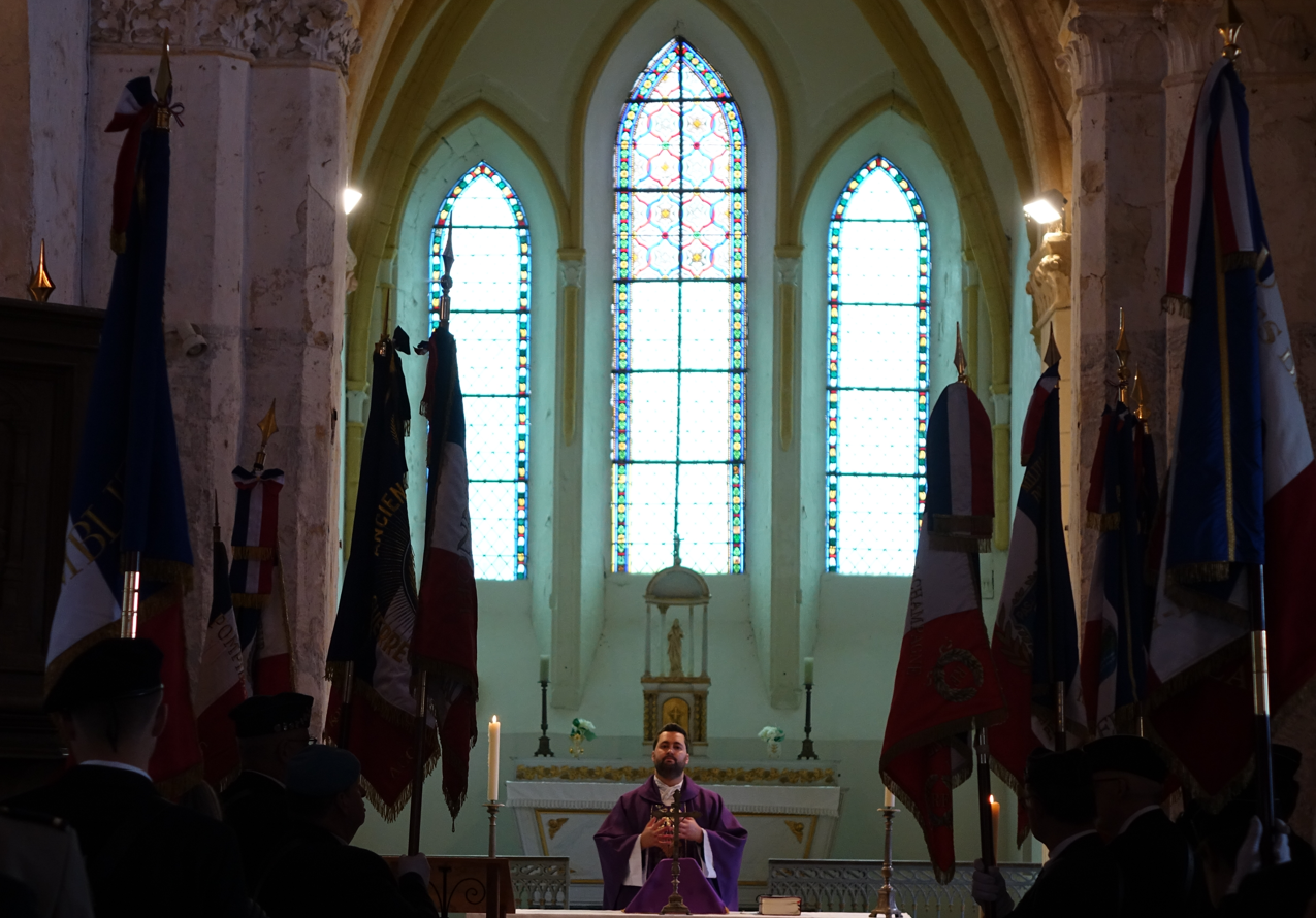 La messe est célébrée par le jeune vicaire de la Paroisse Notre-Dame des Trois Vallées Don Hubert de Saint-Chamas.
