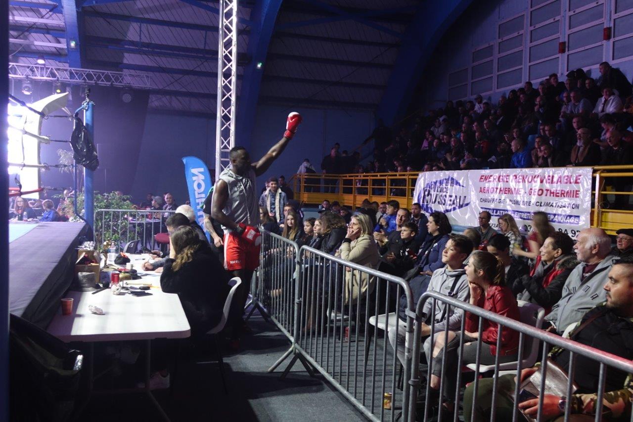 Banhide Sow, de Creil, s'apprête à monter sur le ring sous les ovations de ses supporters.