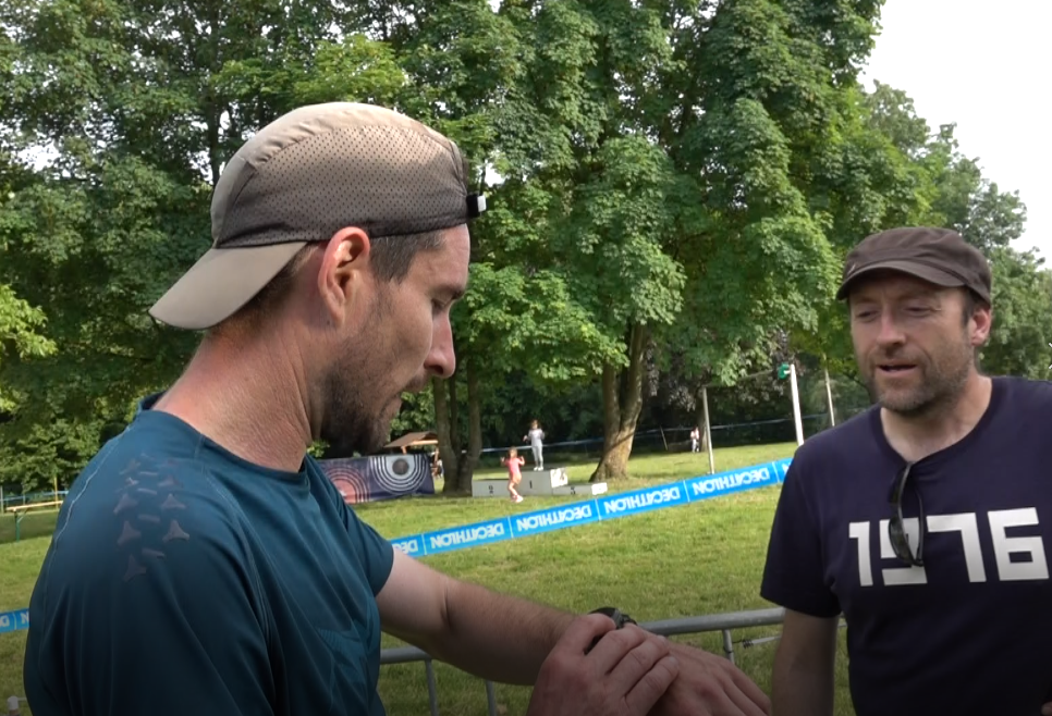 De gauche à droite : Simon Lelarge et Sylvain Logerot, premier adjoint au maire de la commune labellisée Terre de Jeux 2024 et organisatrice de l'événement avec la contribution de l'Étoile Sportive et Culturelle de Mont-Saint-Père.