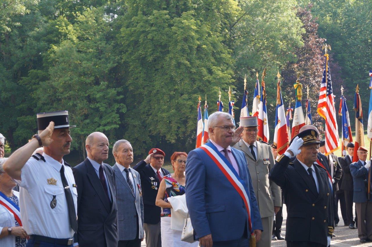 Le rassemblement des participants s'est effectué dans la cour du château de Dormans.